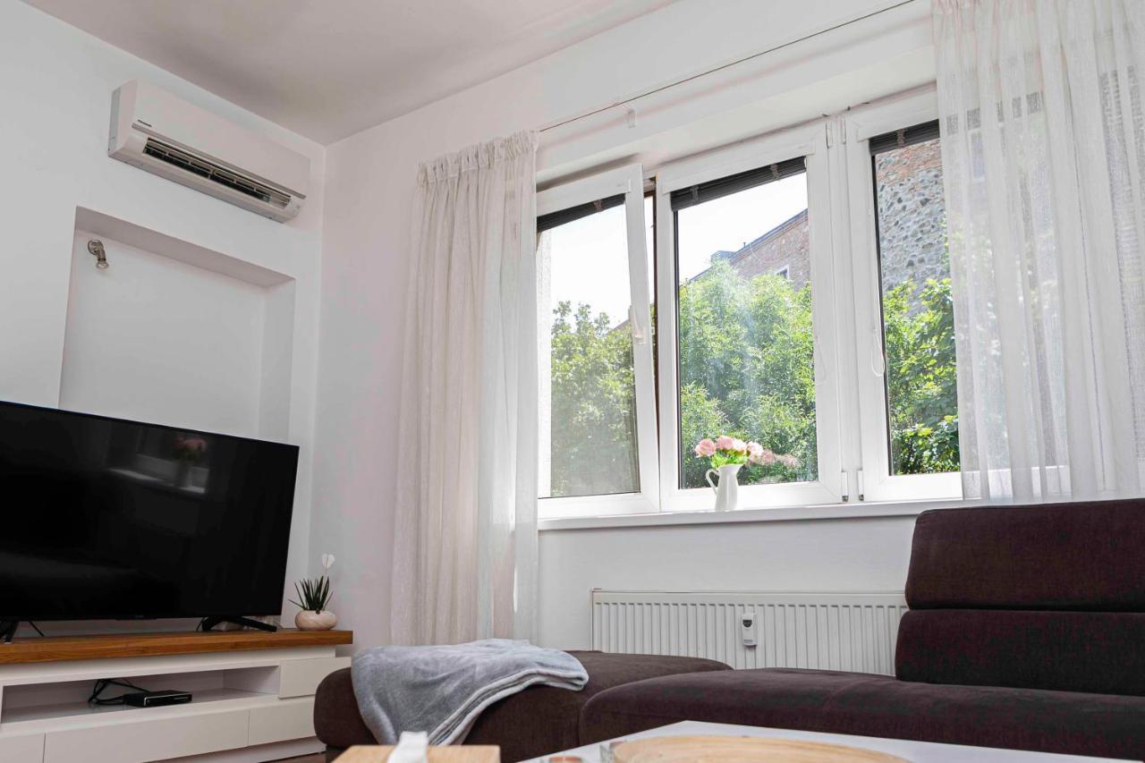 Castle View With Free Parking Apartment Pressburg